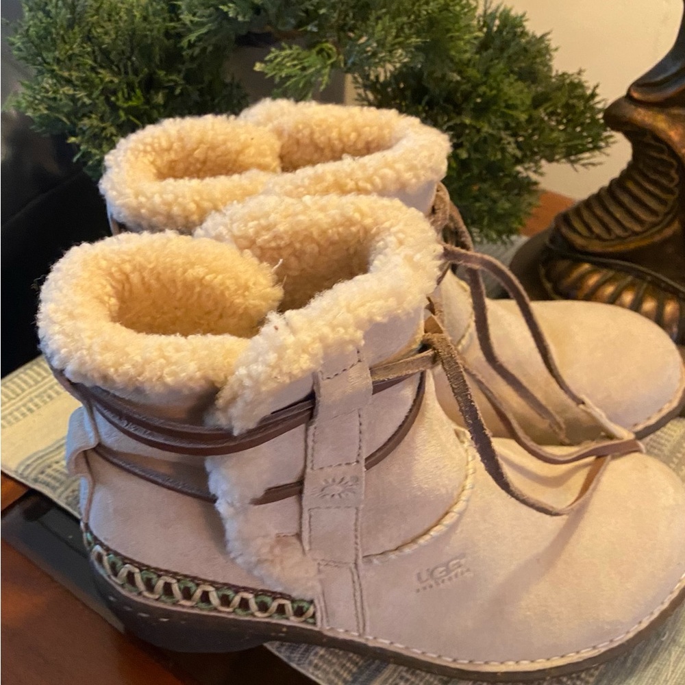 UGG Women’s Cove Suede 5178 Shearling Ankle Winter Boots Size US 8 Ivory
